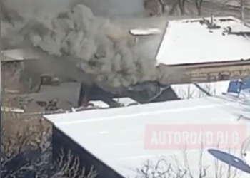 В Благовещенске загорелся дом на улице Комсомольской