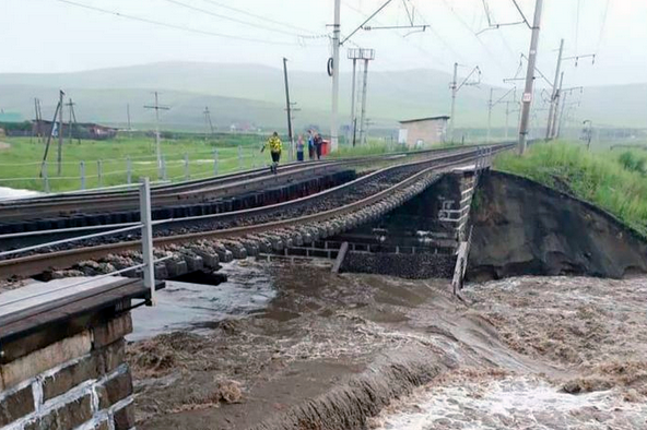 В Приамурье отменили и задержали несколько поездов из-за «смытого» моста в Забайкалье