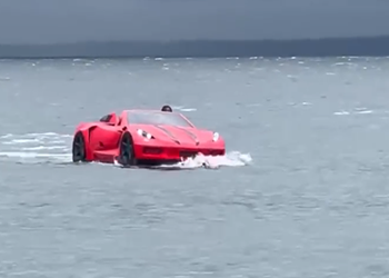 Житель Владивостока плавает по морю на красном Ferrari