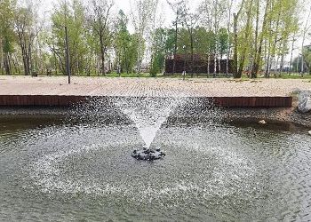 Фонтан-аэратор появился в пруду городского парка Свободного