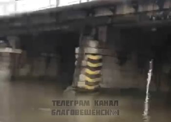 В Шимановске затопило дорогу под железнодорожным мостом