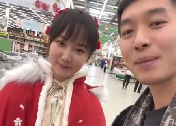 Китайский блогер в компании девушки в ханьфу прогулялся по ТЦ в Благовещенске