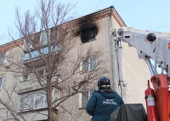 В горящей квартиры в Новобурейском спасли двоих жильцов