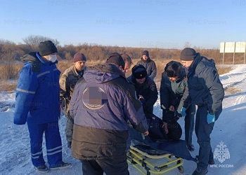 В Приамурье сотрудники МЧС достали мужчину из искореженного после ДТП авто