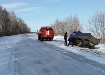 Амурские пожарные пришли на помощь автомобилистам, попавшим в снежный плен 