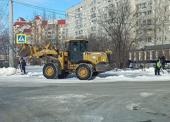 Дороги и тротуары Благовещенска от снега чистят 30 единиц техники
