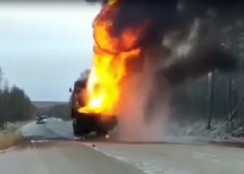 Полыхающая буровая установка на федеральной трассе в Амурской области попала на видео