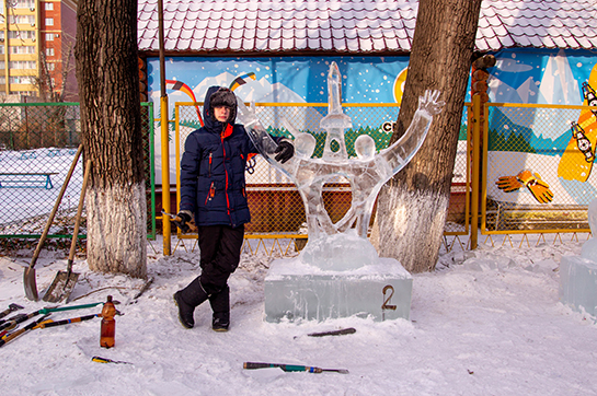 В Благовещенске дети украсили городской парк ледяными скульптурами