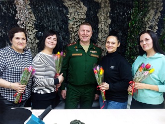 Военнослужащие поздравили жительниц Белогорска с наступающим праздником