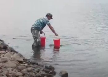 Жители амурского села вынуждены ходить на реку за водой из-за часто ломающейся «водовозки»