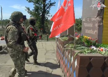 Бойцы-дальневосточники восстановили в ДНР мемориал героям Великой Отечественной войны