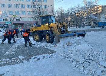 В Благовещенске на Воронкова, Кантемирова и Амурской чистят пешеходные зоны