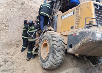 Амурские пожарные достали тело погибшего на песчаном карьере