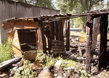 Детская площадка может появиться на месте полусгоревших сараев в благовещенском дворе