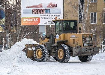 Благовещенские улицы продолжают очищать от снега