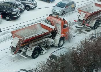 Улицы Благовещенска чистят от снега более полусотни рабочих
