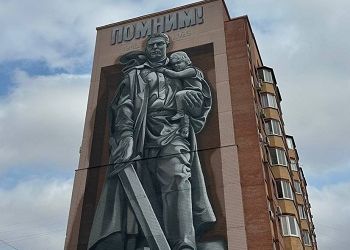 В Благовещенске завершили работу над самым большим в городе муралом