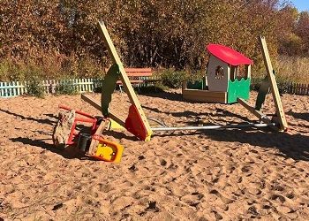 В Белогорске вандалы разгромили детский комплекс