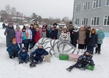 Школьники из Архары строят снежные композиции