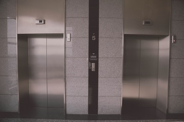 На складе московского ЦУМа «взбесился» лифт