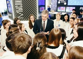 Глава Приамурья встретился с детьми из ДНР на выставке «Россия»