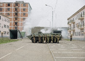 Бойцы отряда Российского Союза боевых искусств проходят военную подготовку в Гудермесе