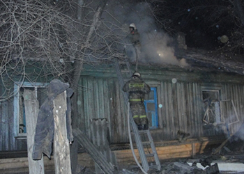 Белогорские пожарные спасли мужчину из горящего дома