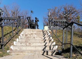 В пригороде Благовещенска навели порядок у памятника казакам