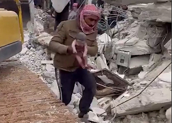 В Сирии под завалами после землетрясения родился ребенок