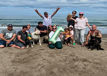 Жительница Сахалина устроила вечеринку на берегу моря в честь дня рождения пса