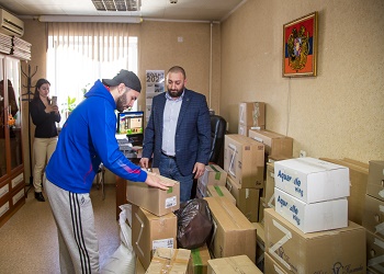 В Благовещенске Союз армян России собрал 80 коробок гуманитарной помощи