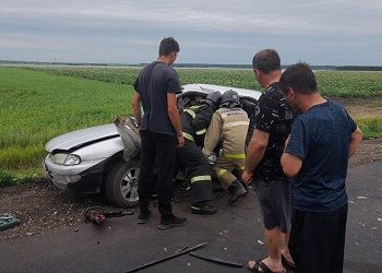 На трассе в Приамурье в искореженной в ДТП машине зажало мужчину
