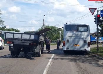 В Благовещенске автобус повредило трубами, которые вез грузовик