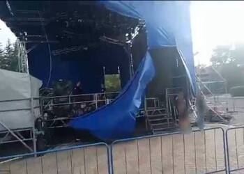 В Белогорске штормовой ветер повредил баннеры на городской сцене