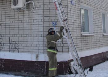 Из-за неосторожного курильщика в Белогорске пришлось спасать людей