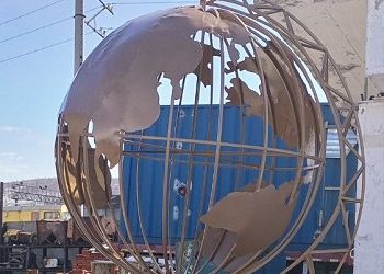 Металлический глобус для сельской школы создал амурский кузнец