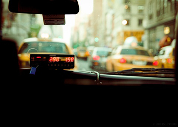 Названа самая высокая зарплата для таксистов в Приамурье 