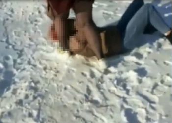 В Белогорске сняли на видео избиение девушки  