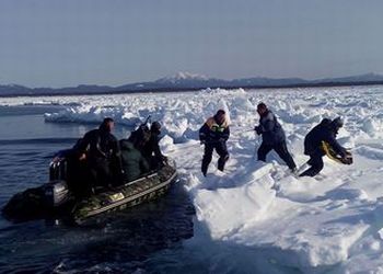 На Сахалине оторвало льдину с 200 рыбаками