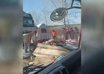 В Приамурье в жестком ДТП расплющило кабину грузовика
