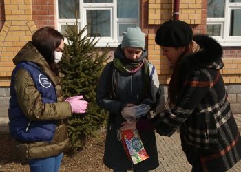 Школьница из Благовещенска сшила защитные маски и подарила их волонтерам