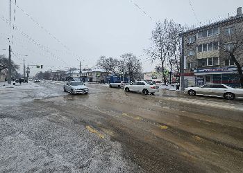 В Свободном залило водой перекресток