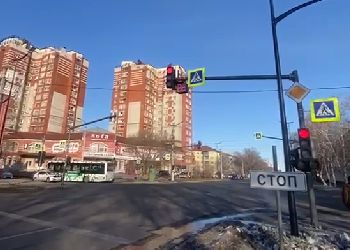 В Благовещенске заработал новый светофор на Ленина