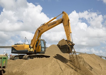 В Приамурье незаконно добывали песок на сельхозземлях 