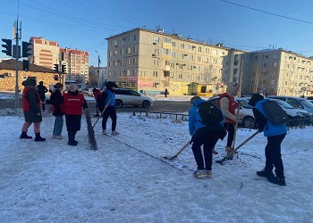 Зимний этап акции «Город берегу» в Благовещенске открыли студенты