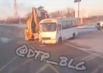 Автобус и экскаватор столкнулись в Свободненском районе