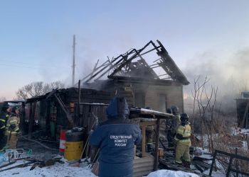Названа наиболее вероятная причина пожара, в котором погибла семья из Шимановска