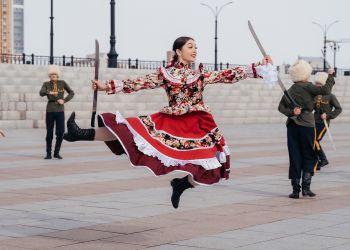 Амурские танцоры-народники поддержали российских военных