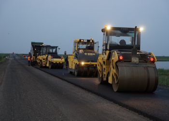 В Приамурье региональную дорогу ремонтируют в две смены