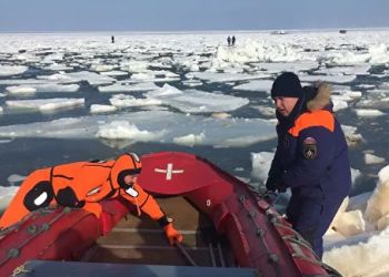 250 рыбаков с оторвавшейся льдины спасли на Сахалине  